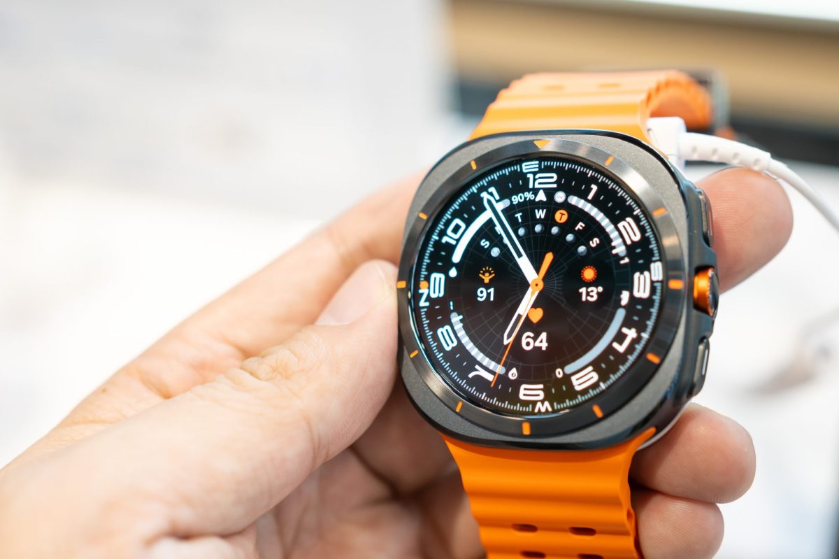 Eine Person hält die Samsung Galaxy Watch Ultra in der Hand.