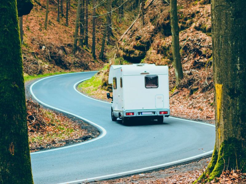 Wohnmobil auf Straße