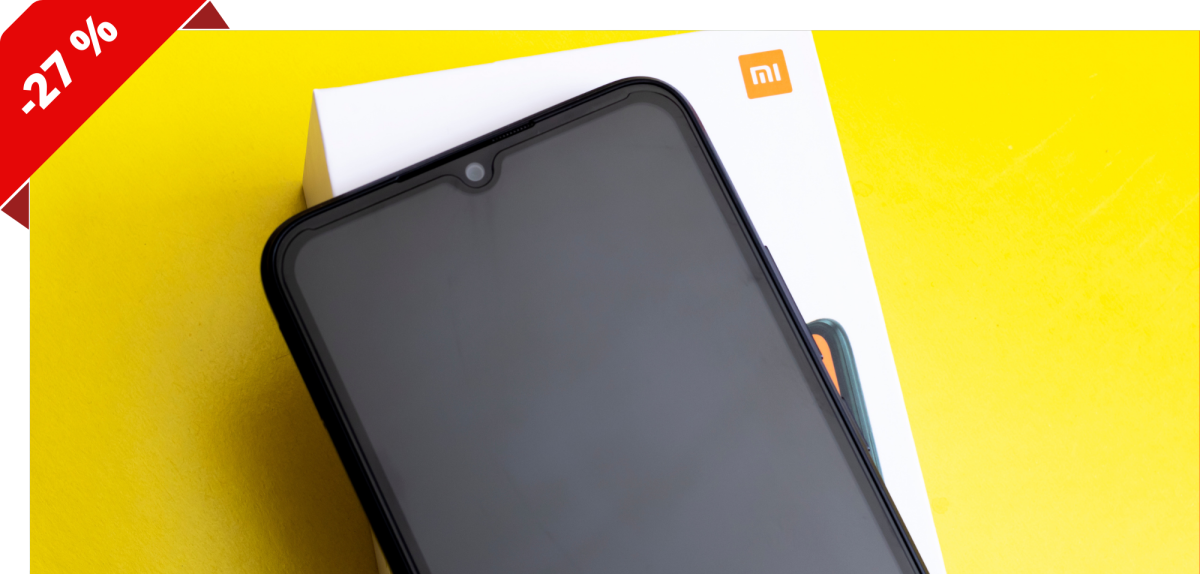 Xiaomi-Handy liegt auf einem gelben Hintergrund.