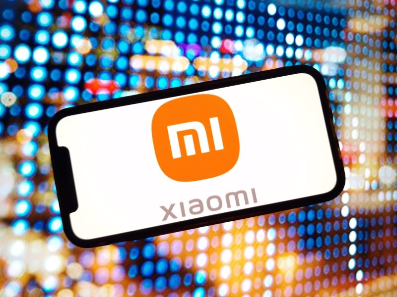 Xiaomi-Logo auf einem Handydisplay.