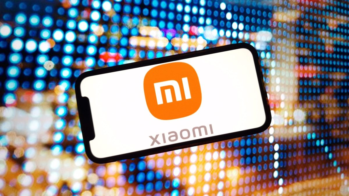 Xiaomi-Logo auf einem Handydisplay.