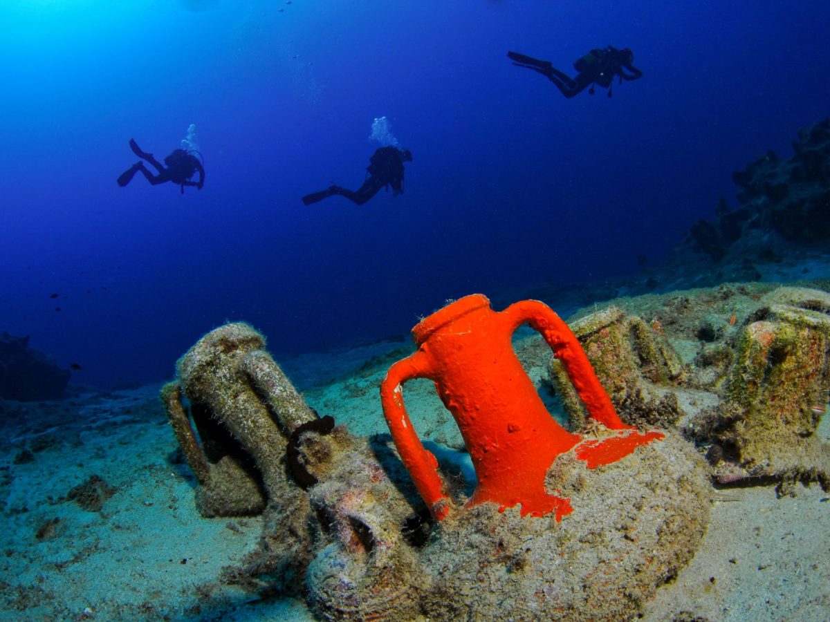 Taucher schwimmen auf einen archäologischen fund zu