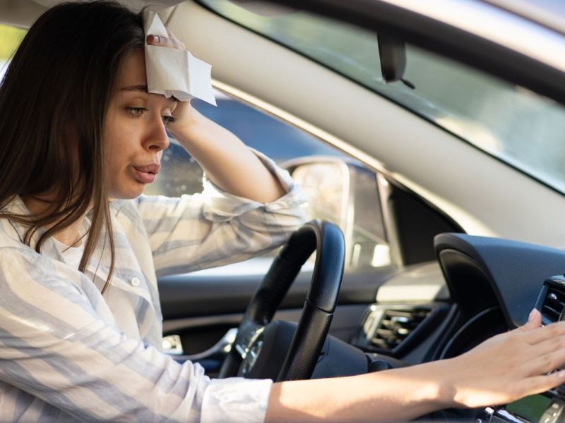 Frau schwitzt im Auto