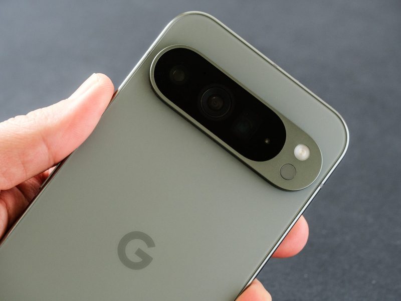 Person hält ein Google Pixel-Handy in der Hand.