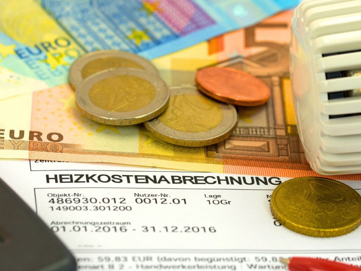 Bargeld liegt auf einer Heizkostenabrechnung