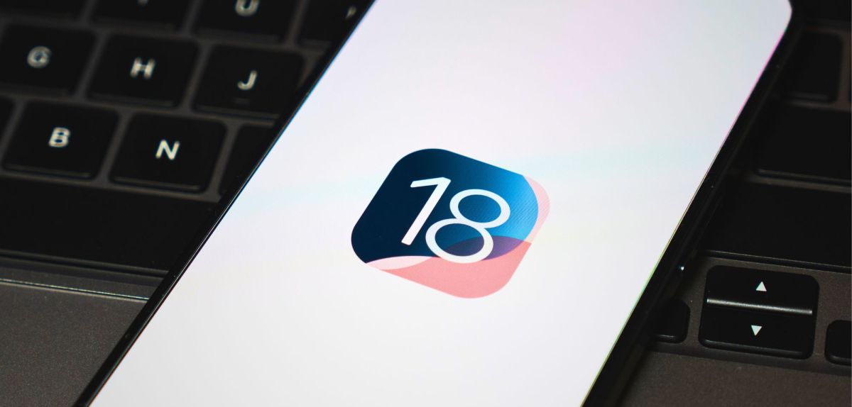 iOS 18-Logo auf Smartphone