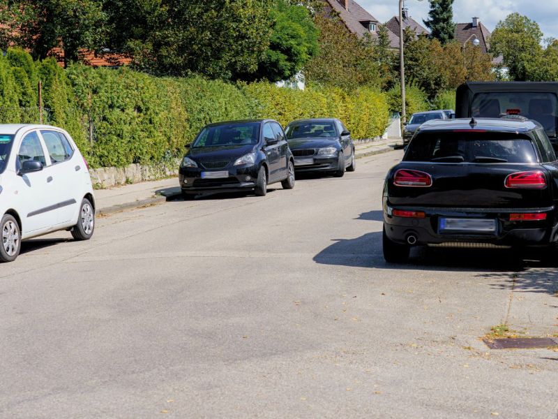 Autos parken auf Straße