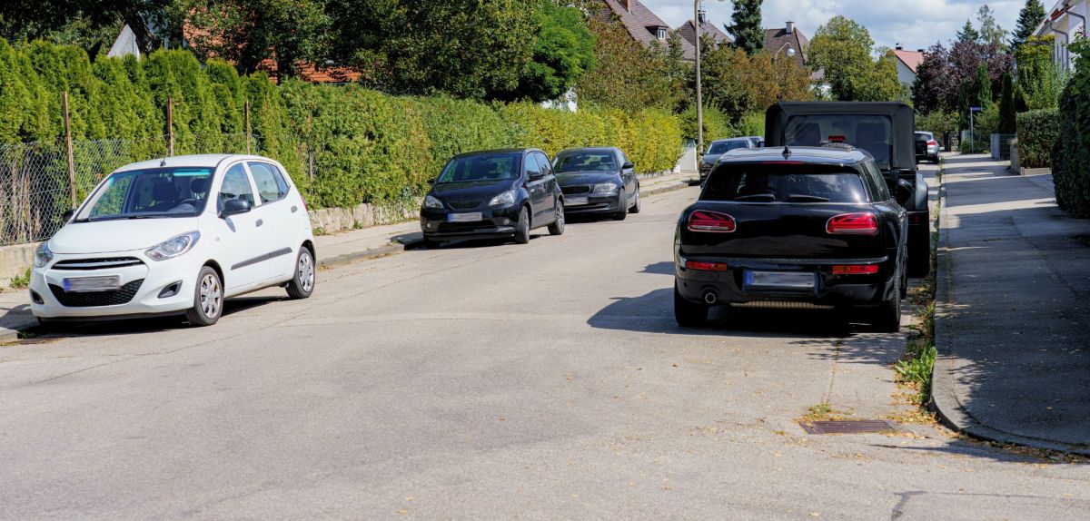 Autos parken auf StraÃŸe