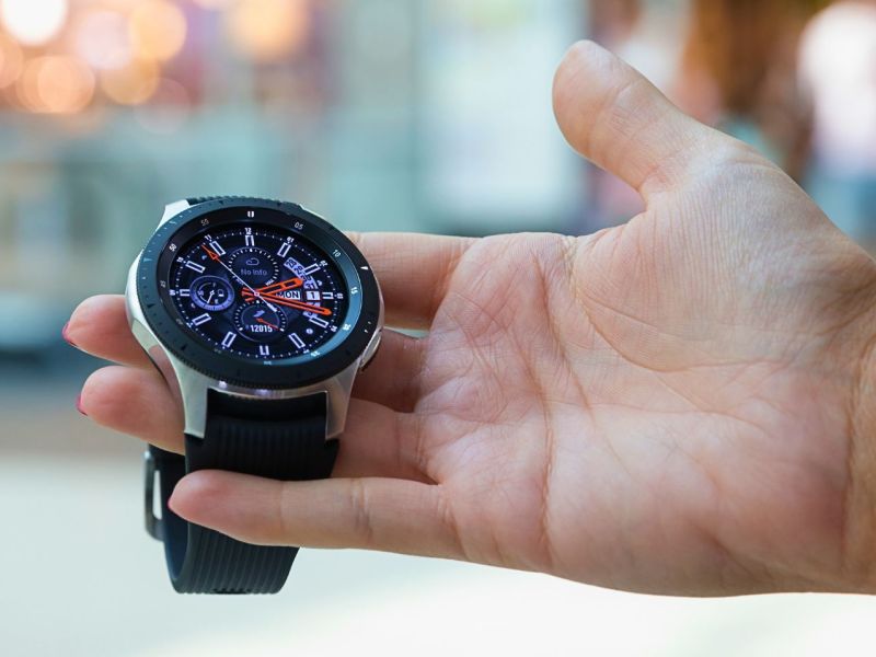 Samsung Galaxy Watch in der Hand