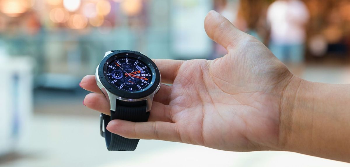 Samsung Galaxy Watch in der Hand