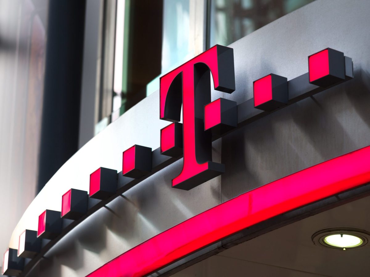 Telekom-Logo an einem Gebäude.