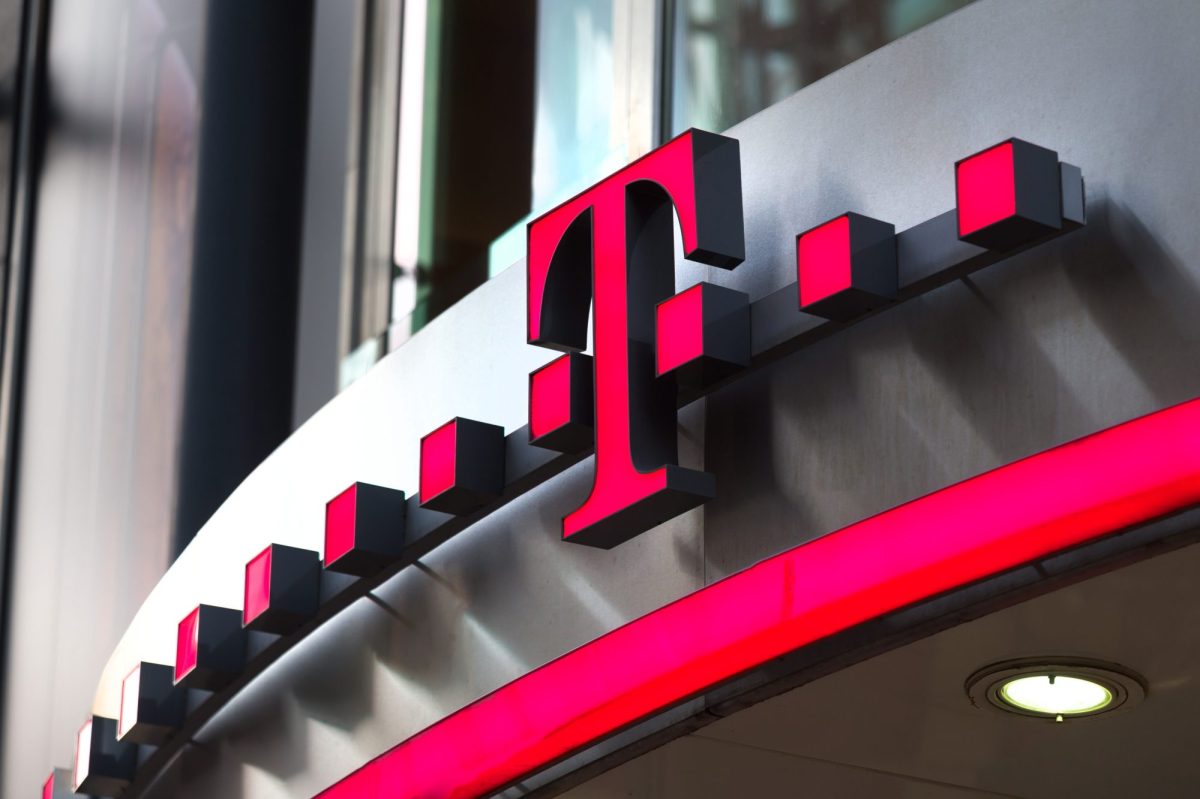 Telekom-Logo an einem Gebäude.