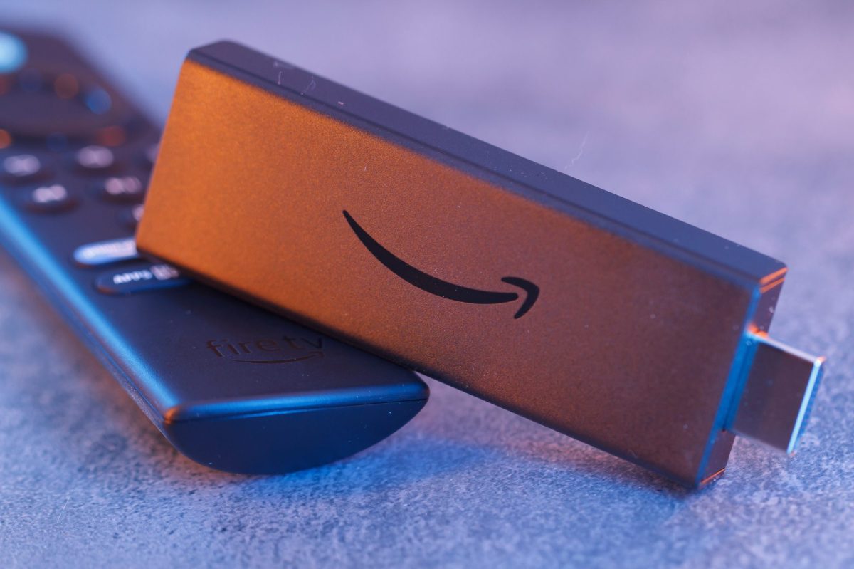 Amazon Fire TV Stick liegt neben einer Amazon Fire TV Fernbedienung.