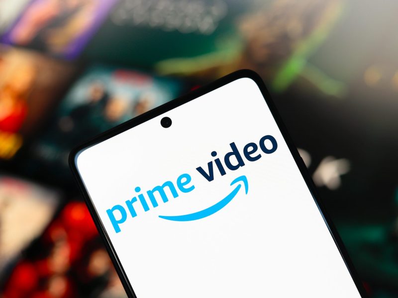 Auf einem Handy-Display wird das Amazon Prime Video-Logo angezeigt.