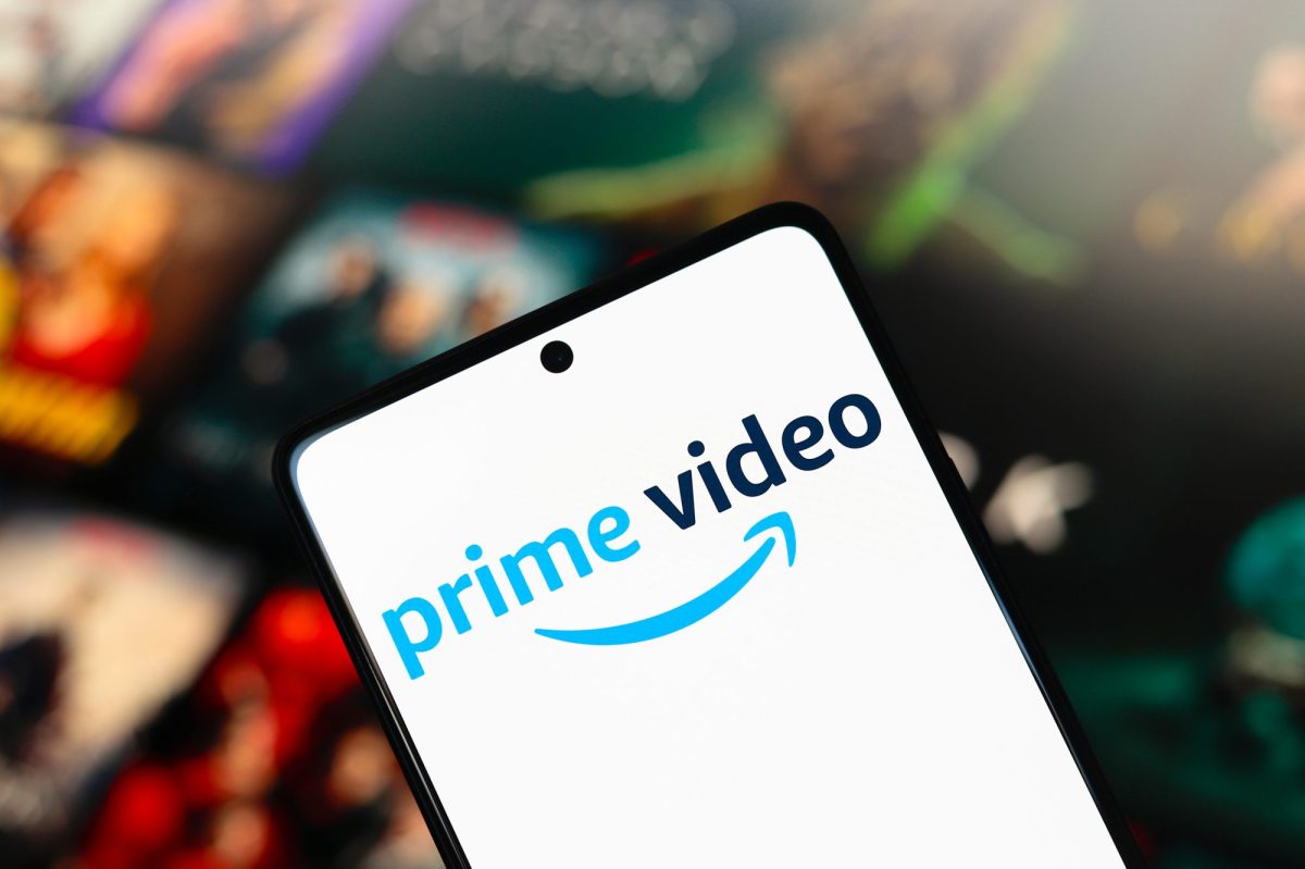 Auf einem Handy-Display wird das Amazon Prime Video-Logo angezeigt.