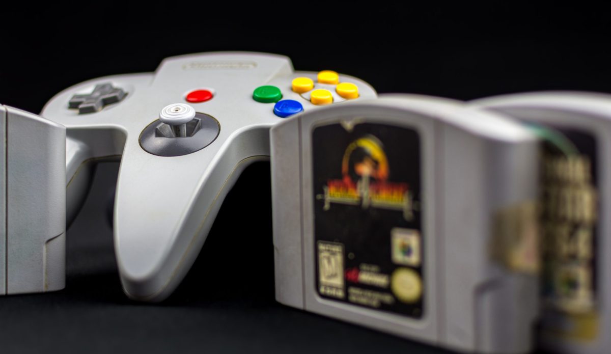 N64-Spiele und -Controller.