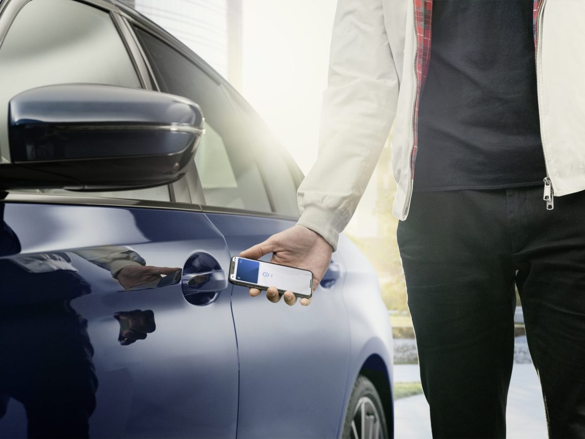 Person öffnet Auto mit dem Apple Car Key.