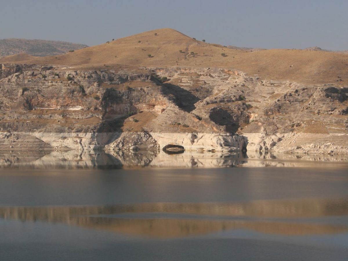 Die Spiegelung der Berge im Tigris in der Stadt Hasankeyf in der Region Südostanatolien in der Türkei