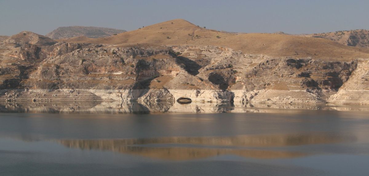 Die Spiegelung der Berge im Tigris in der Stadt Hasankeyf in der Region Südostanatolien in der Türkei