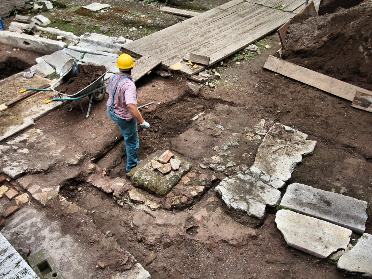 Männer arbeiten an einem archäologischen Fund.