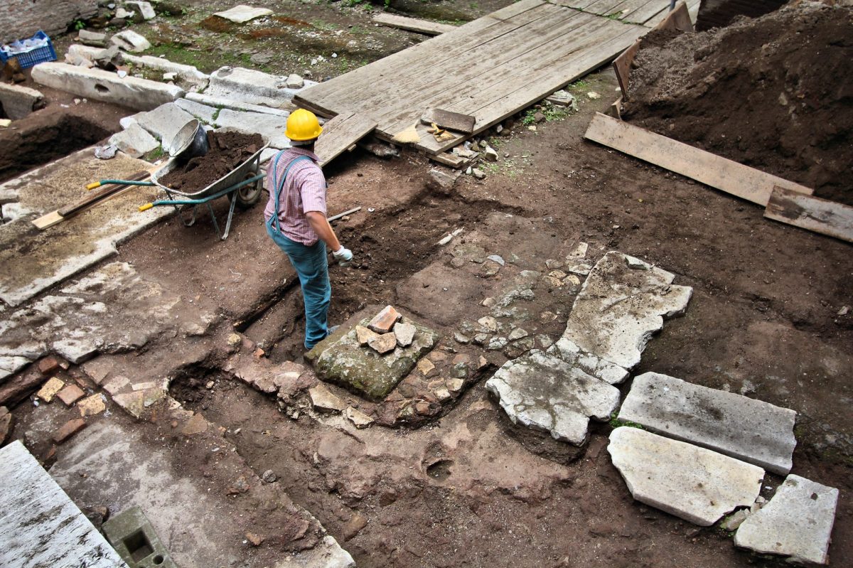 Männer arbeiten an einem archäologischen Fund.