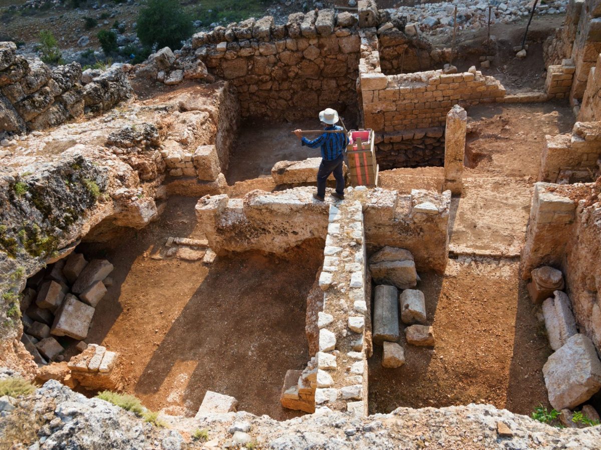 Person läuft auf einem archäologischen Fund herum.