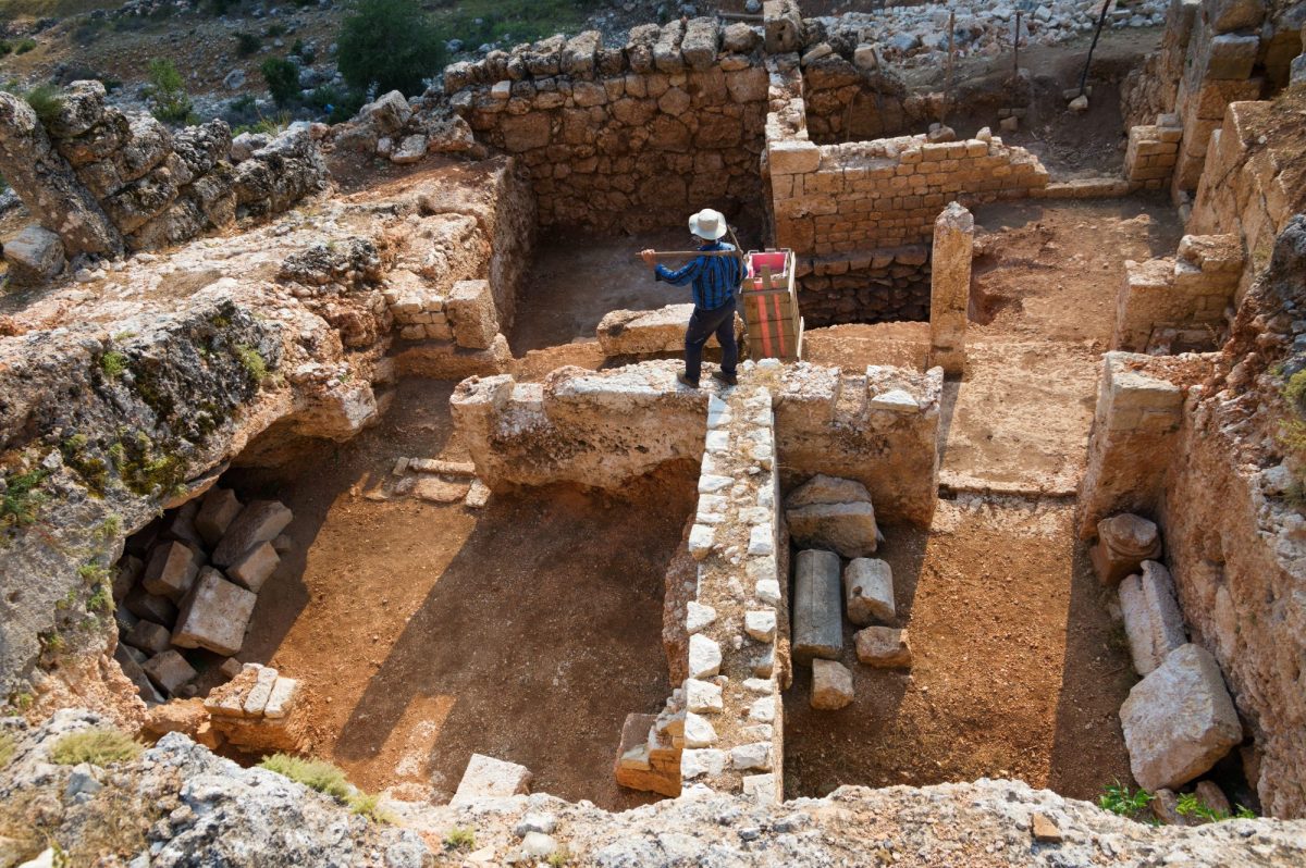 Person läuft auf einem archäologischen Fund herum.