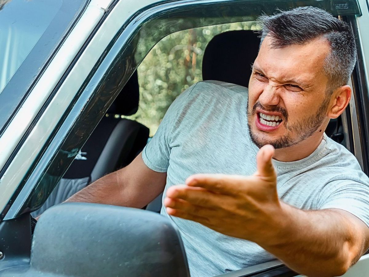 Wütende Person in einem Auto