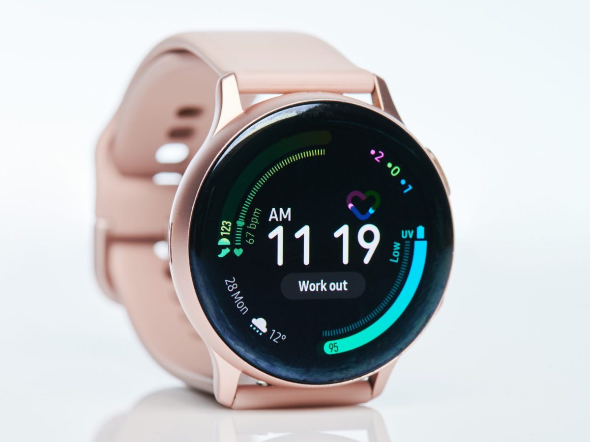 Samsung Galaxy Watch vor weißem Hintergrund.