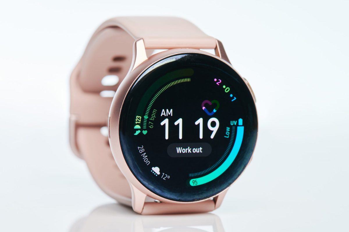 Samsung Galaxy Watch vor weißem Hintergrund.