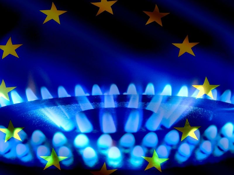 Gasflamme vor einer EU-Flagge