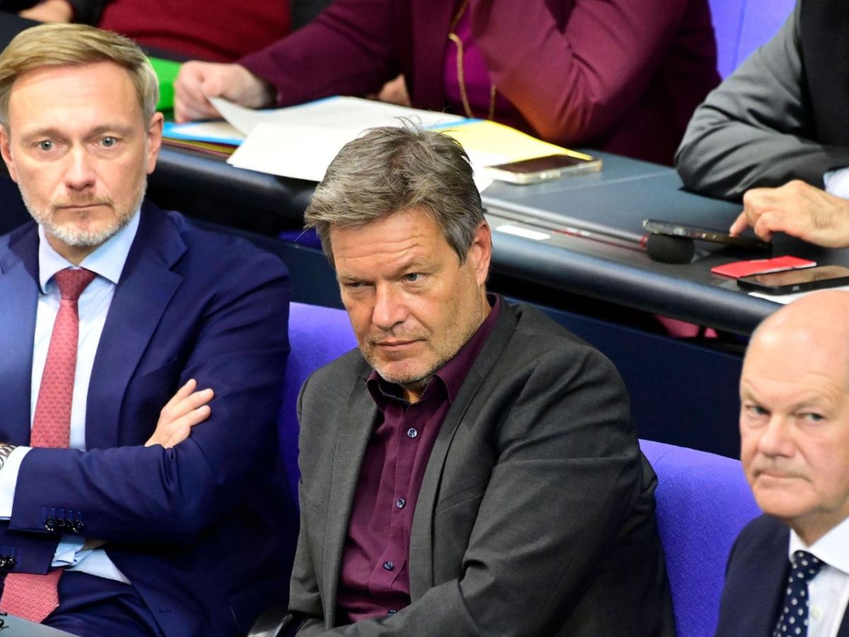 Christian Lindner, Robert Habeck und Olaf Scholz in der 193. Sitzung des Deutschen Bundestages im Reichstagsgebäude