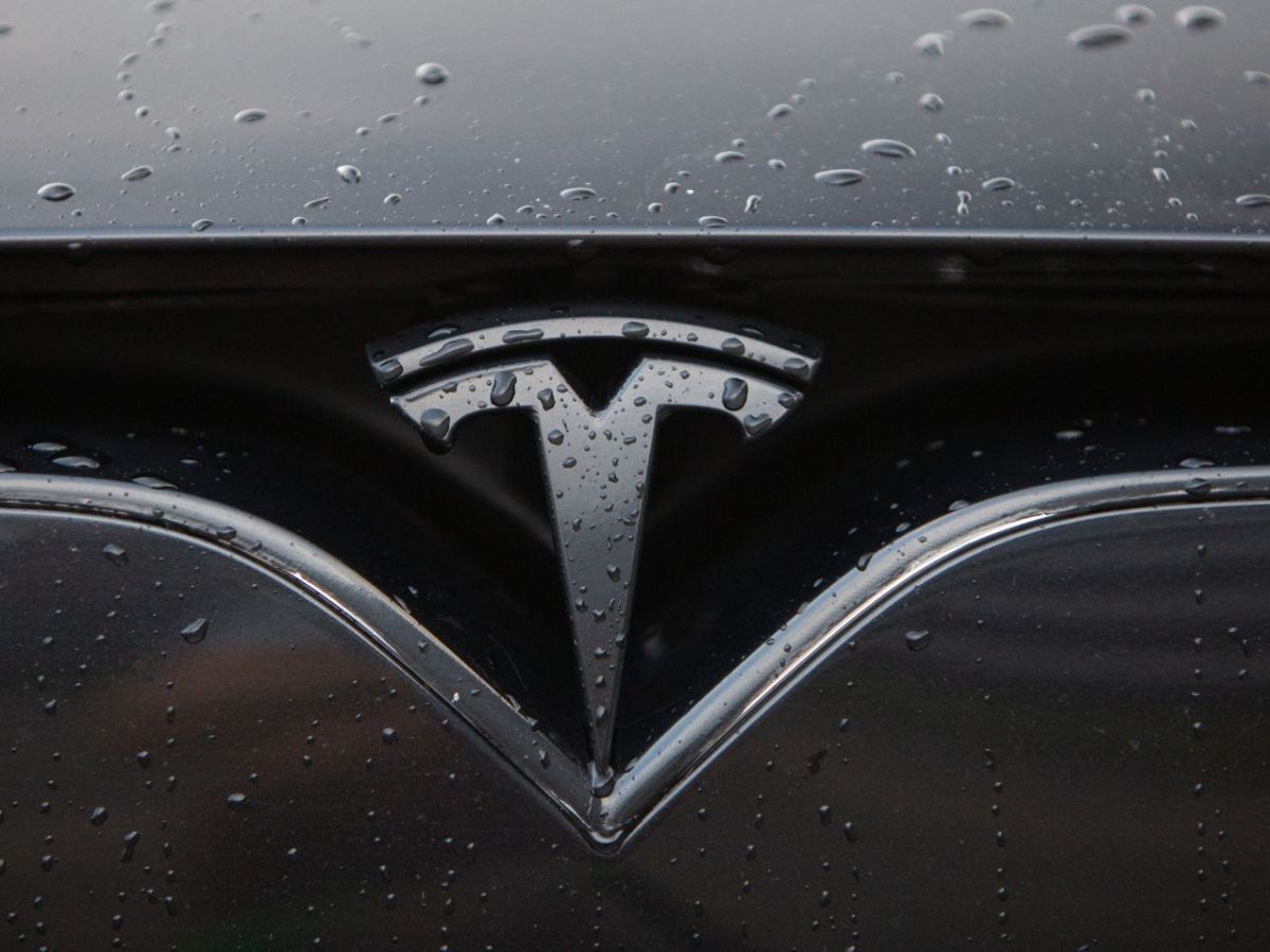 Tesla-Logo auf Kühlergrill