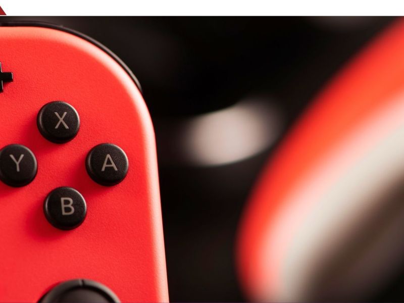 Nintendo Switch vor einem Pro-Controller