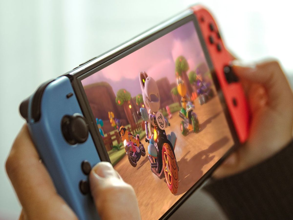 Person spielt auf einer Nintendo Switch