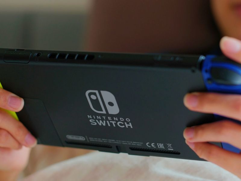 Person mit einer Nintendo Switch