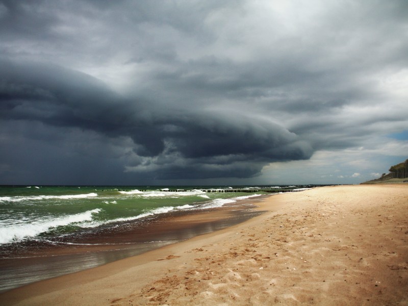 Dunkle Wolken über einem Ostseetrand.