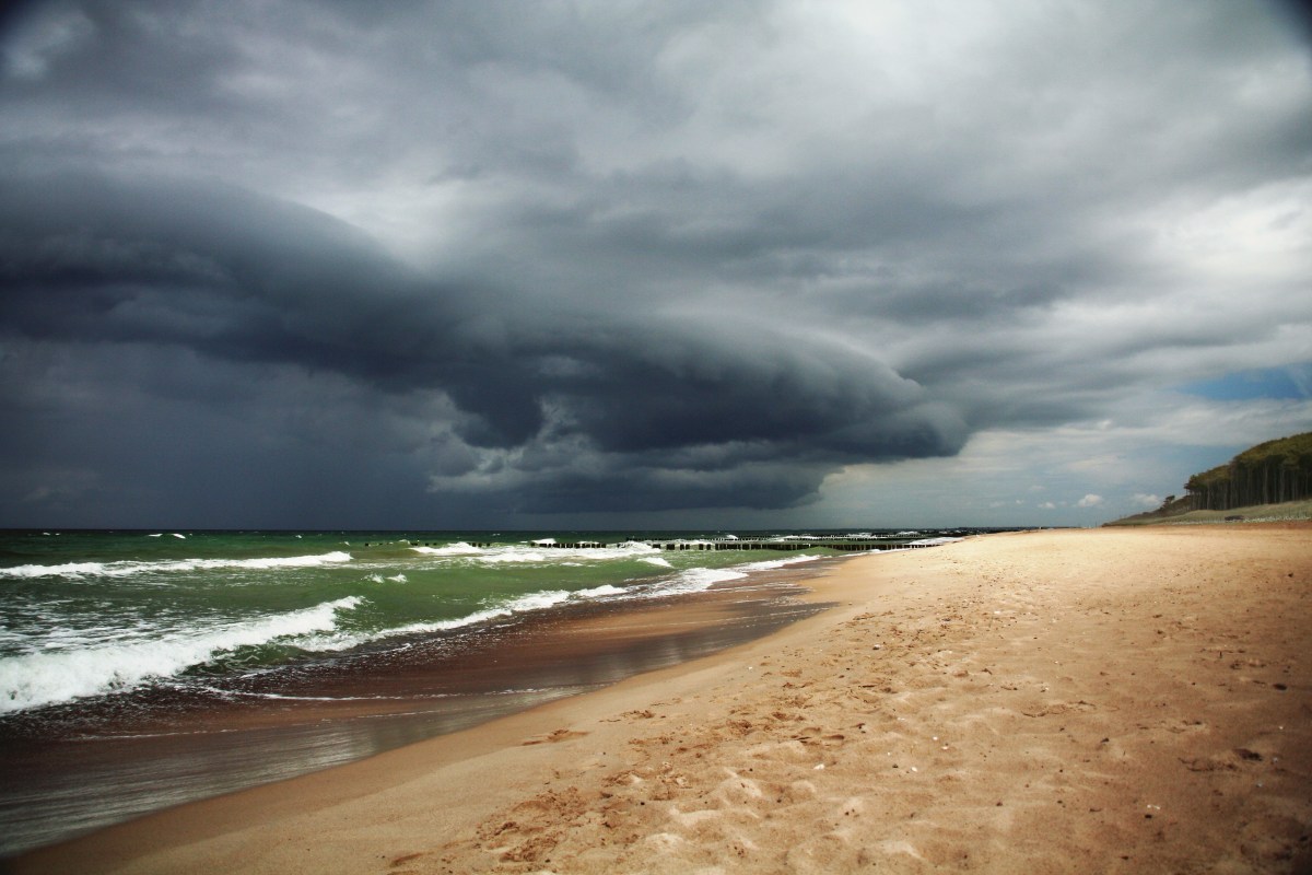 Dunkle Wolken über einem Ostseetrand.