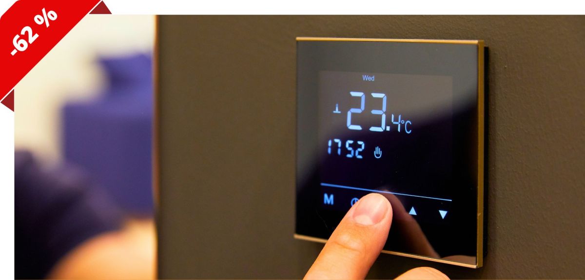 Person bedient ein Raumthermostat