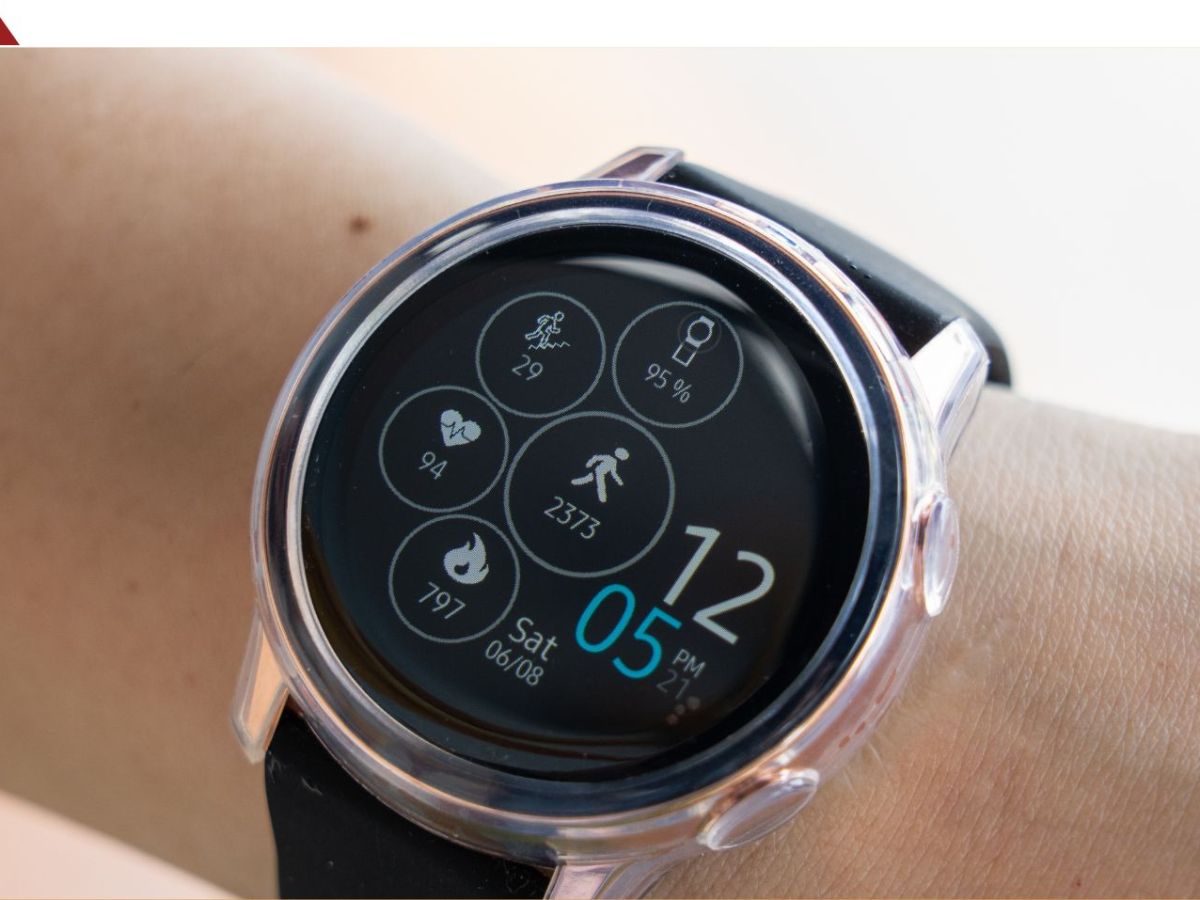 Samsung Galaxy Watch am Handgelenk einer Person.