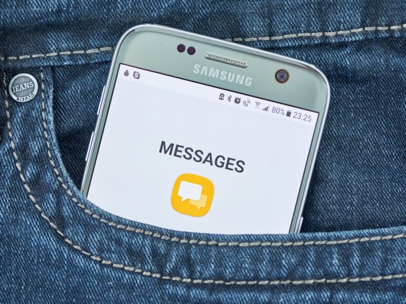 Handy in einer Hosentasche mit Samsung Messages App