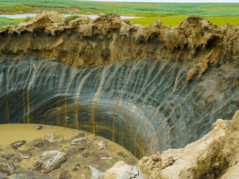 Krater im Permafrost der Jamal-Halbinsel, Sibirien.