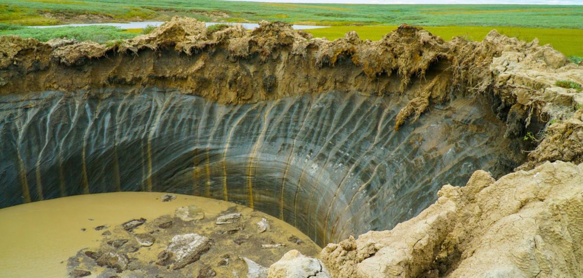 Krater im Permafrost der Jamal-Halbinsel, Sibirien.