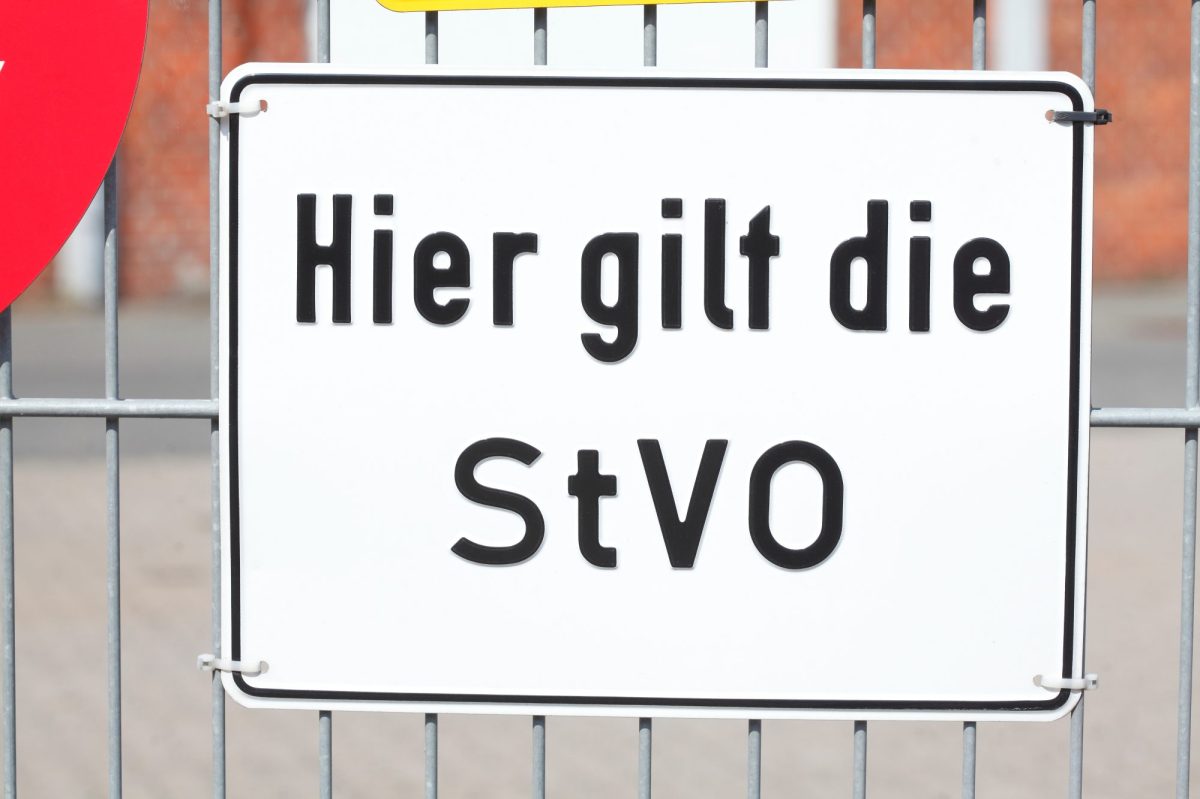 Straßenschild, auf dem "Hier gilt die StVO" steht.