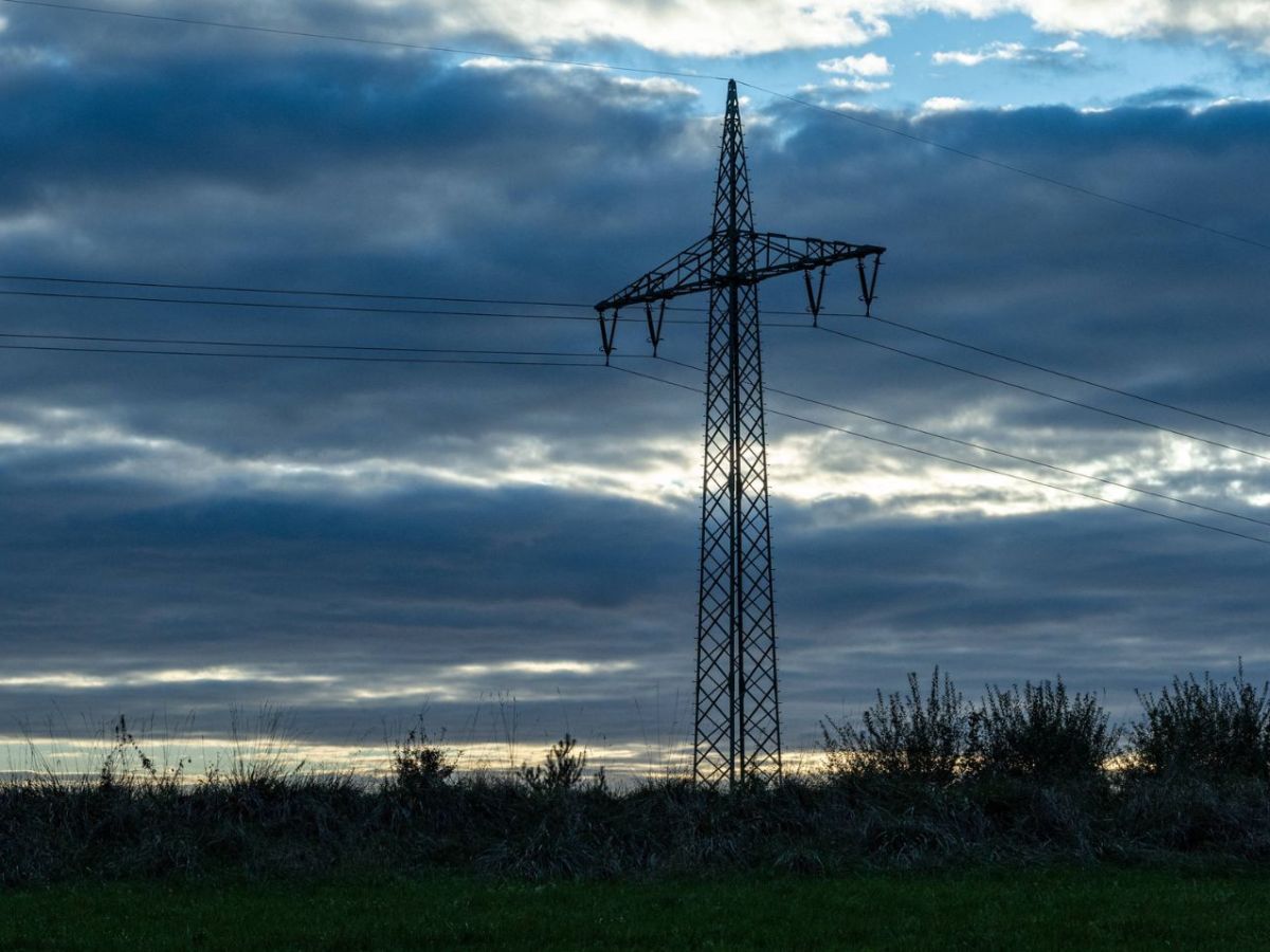 Strommast in der Abenddämmerung