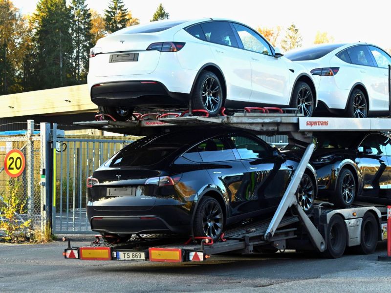 Tesla-Elektroautos auf einem Transporter