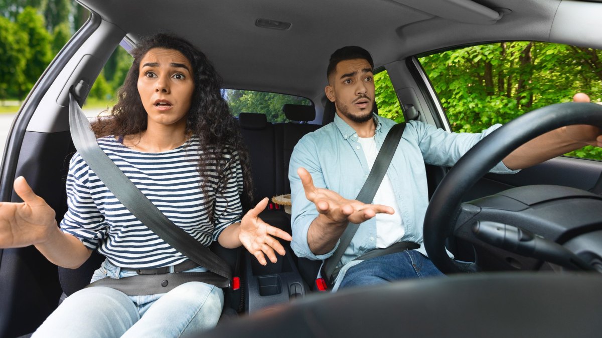 Verwirrtes junges Paar im Auto