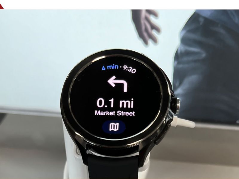 Xiaomi Watch wird in einer Auslage präsentiert.