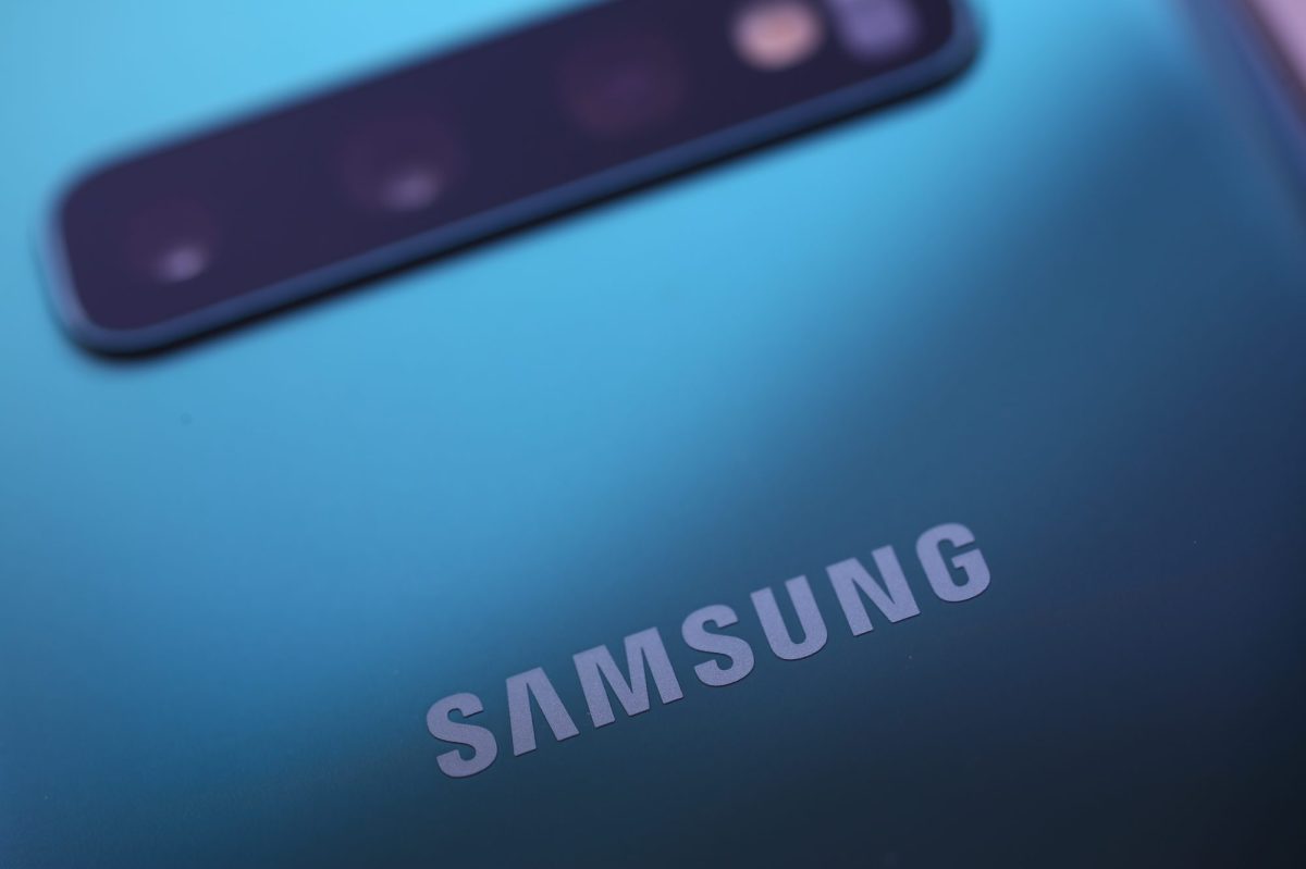 Samsung-Logo auf der Rückseite eines Smartphones.