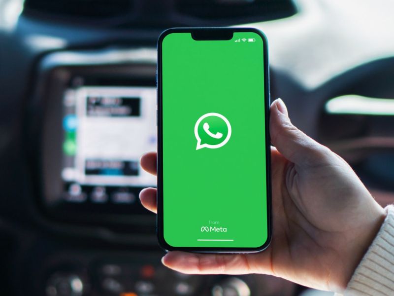 WhatsApp auf Smartphone im Auto